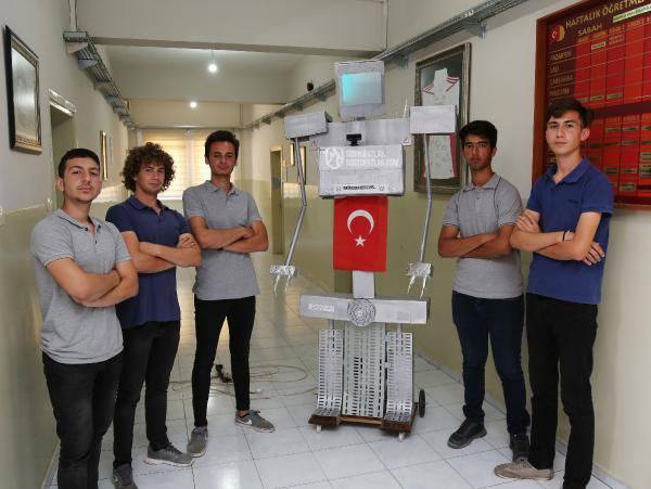 5 Türk Lise Öğrencisinden Konuşup Hareket Edebilen Robot: Paşa