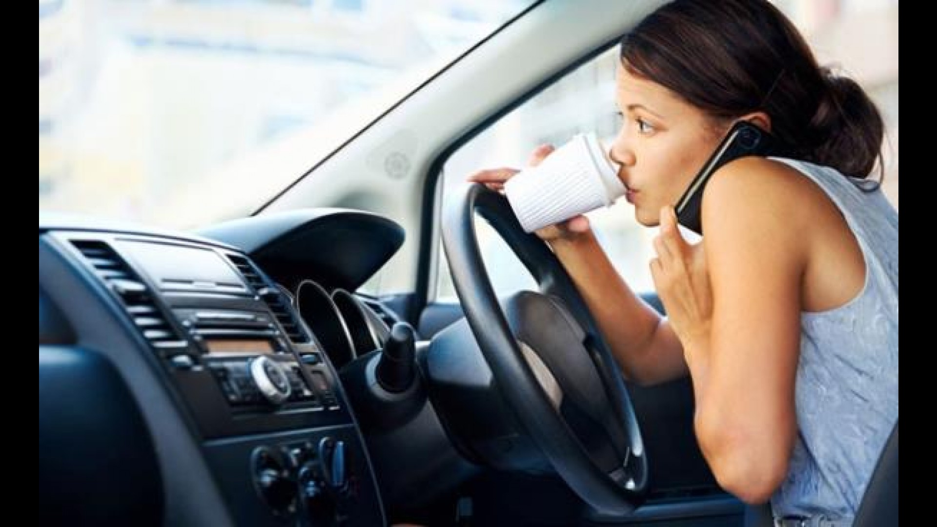 Araç Kullanırken Cep Telefonu Kullanımı Riskleri Nelerdir? Arabada Cep Telefonu İle Konuşmanın Cezası 2019